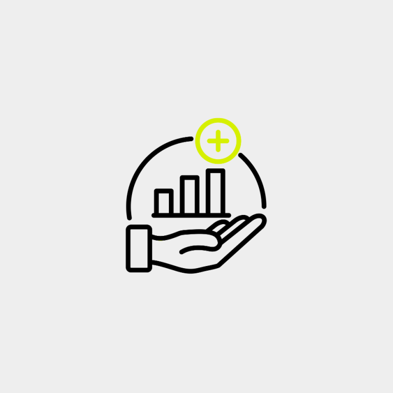 Hände zeichnen auf technischen Plänen mit Lineal und Zirkel.