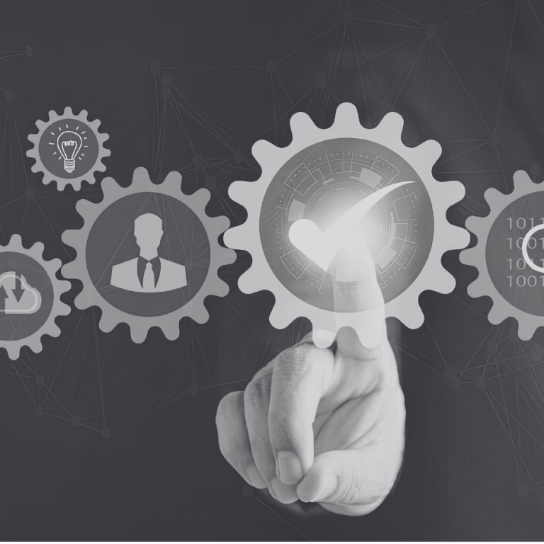 Ein Referent spricht zu einer Gruppe von Zuhörern in einem hellen Raum.