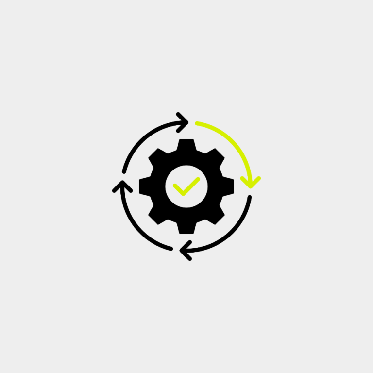 Mann in schwarzem Anzug mit gestreiftem Muster, neutraler Gesichtsausdruck.