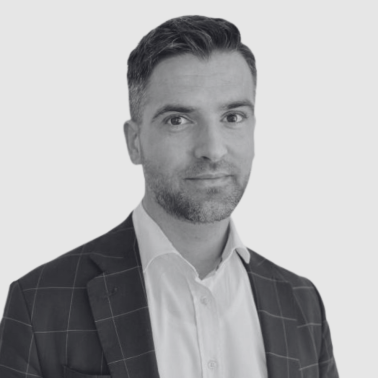 Mann mit kurzem Bart und gestreiftem Sakko, schaut in die Kamera.